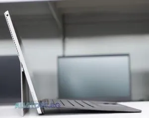 Microsoft Surface Pro 4 Model 1724, Intel Core i5, 8192MB LPDDR3, 256GB M.2 NVMe SSD, Intel HD Graphics 520, 12.3" 2736x1824 3:2 , Preinstalled with Windows 10 Pro, Grade B
