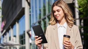 Таблет и четец Hanspreee Lumo Paper 7.8", 64 GB, в комплект с калъф Smart Folio