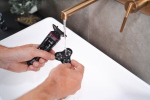 Машинка за бръснене Beurer MN8X rotary shaver, 360° flexible shaver head, Magnetic fixation, LED display, Waterproof (IPX7), Quick-charge function  (10 min OT; 5 min CT), Incl. charger and storage station, protective cap and cleaning brush