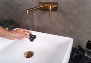 Машинка за бръснене Beurer MN8X rotary shaver, 360° flexible shaver head, Magnetic fixation, LED display, Waterproof (IPX7), Quick-charge function  (10 min OT; 5 min CT), Incl. charger and storage station, protective cap and cleaning brush