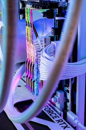 AMD Ryzen 7 9800X3D | RTX 5080 16GB | 64GB DDR5 Royal | 4TB Gen5 SSD - Геймърски компютър White Reaper WP5898324T