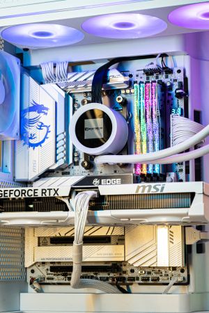 AMD Ryzen 7 9800X3D | RTX 5080 16GB | 64GB DDR5 Royal | 4TB Gen5 SSD - Геймърски компютър White Reaper WP5898324T