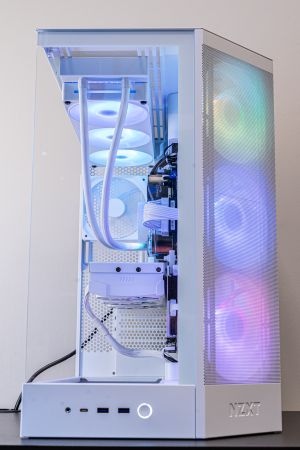 AMD Ryzen 7 9800X3D | RTX 5080 16GB | 64GB DDR5 Royal | 4TB Gen5 SSD - Геймърски компютър White Reaper WP5898324T