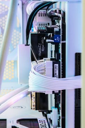 AMD Ryzen 7 9800X3D | RTX 5080 16GB | 64GB DDR5 Royal | 4TB Gen5 SSD - Геймърски компютър White Reaper WP5898324T