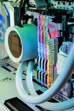 AMD Ryzen 7 9800X3D | RTX 5080 16GB | 64GB DDR5 Royal | 4TB Gen5 SSD - Геймърски компютър White Reaper WP5898324T